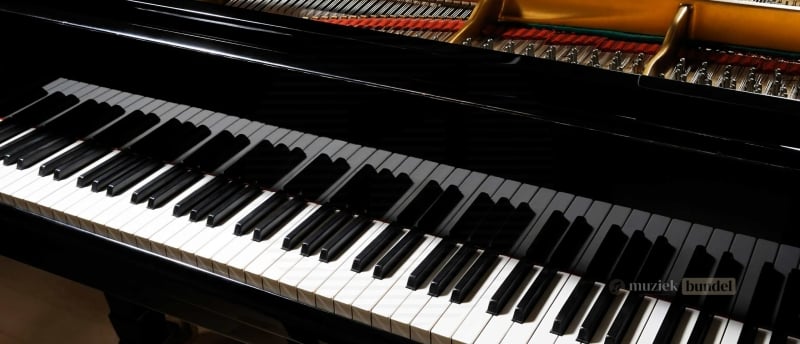 Een piano met 88 toetsen biedt een breed klankbereik, dat is ontstaan door de historische ontwikkeling van de piano om componisten meer dynamische mogelijkheden te geven voor complexe muziekstukken.