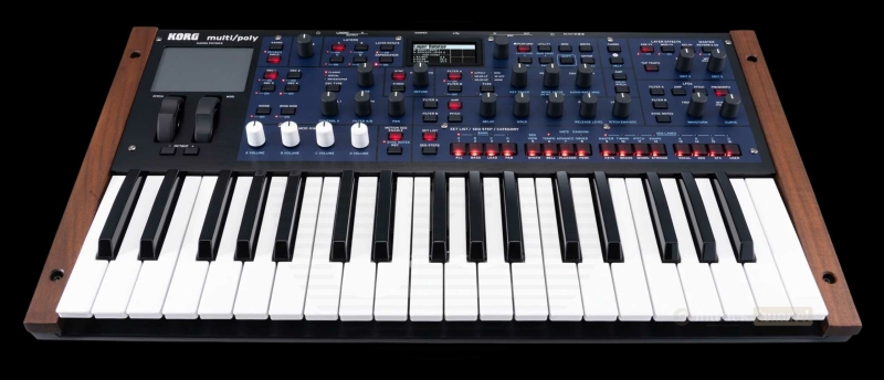 Redenen om de Korg Multi/Poly synthesizer te kopen, met focus op analoge sound, digitale flexibiliteit en unieke functies zoals Kaoss Physics en Motion Sequencing.