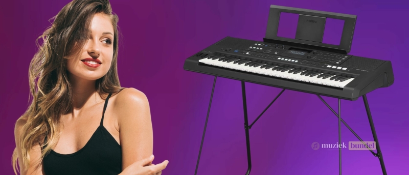 Vrouwelijke pianist die verleidelijk naar de PSR-E583 op een standaard kijkt