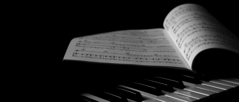 Zelf piano leren spelen met een boek