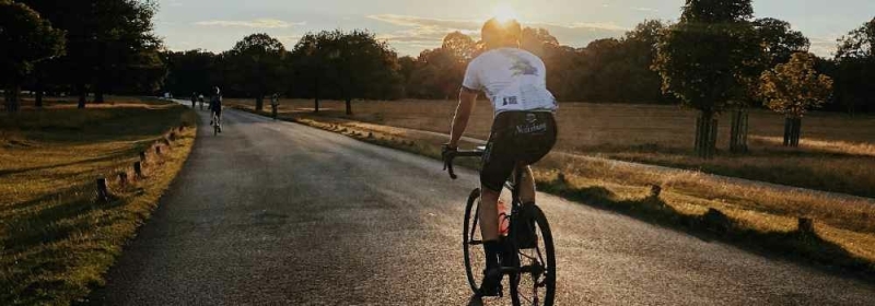 Fietsende man in de natuur