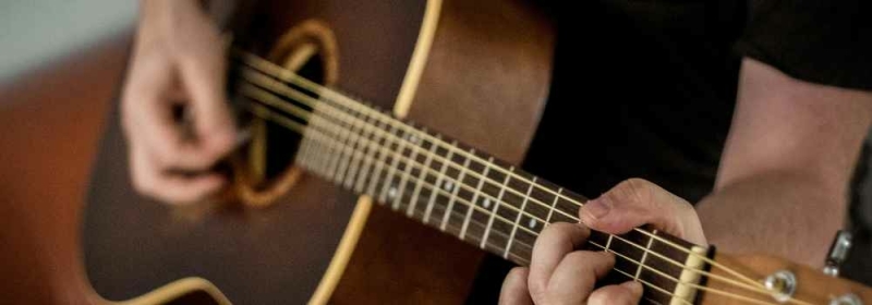 Gitarist met akoestische gitaar