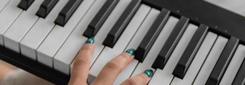 Hand op digitale piano