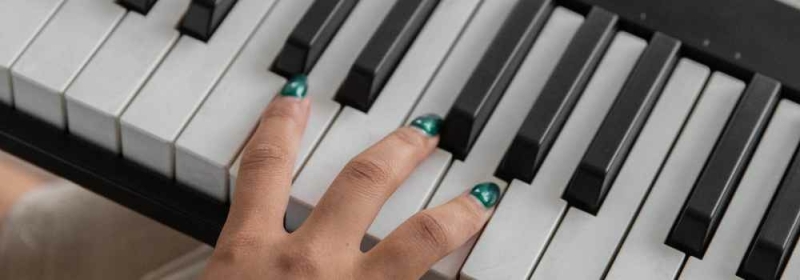 Handen op toetsen digitale piano