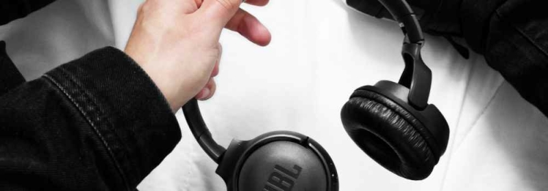 JBL koptelefoon in hand