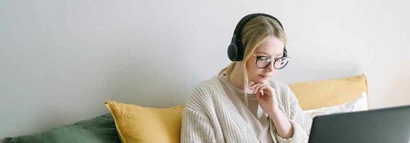 Koptelefoon op hoofd van vrouw