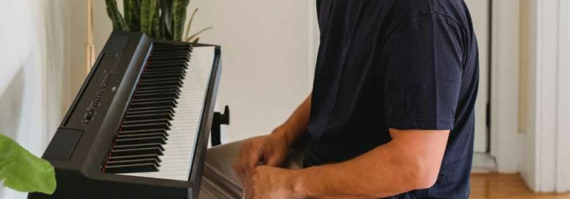 Man achter keyboard in huis