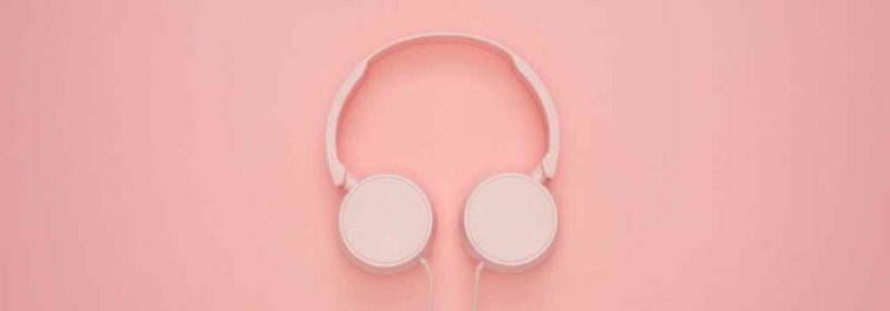 Roze bedrade koptelefoon op roze achtergrond