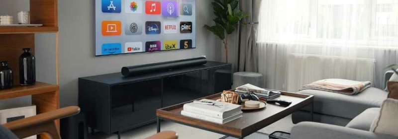 Soundbar voor televisie en subwoofer naast tv-meubel