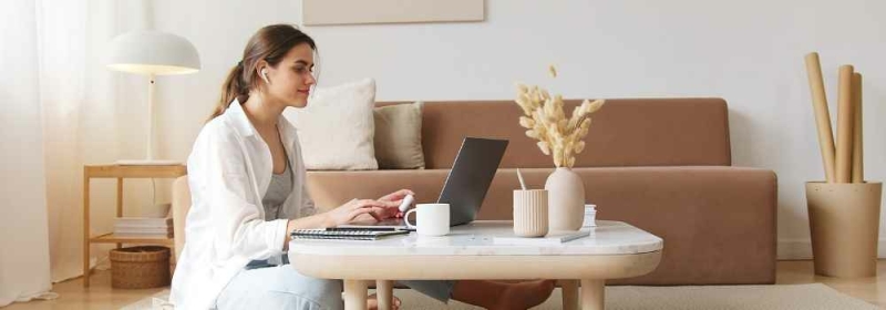 Vrouw aan het werk met draadloze oordopjes