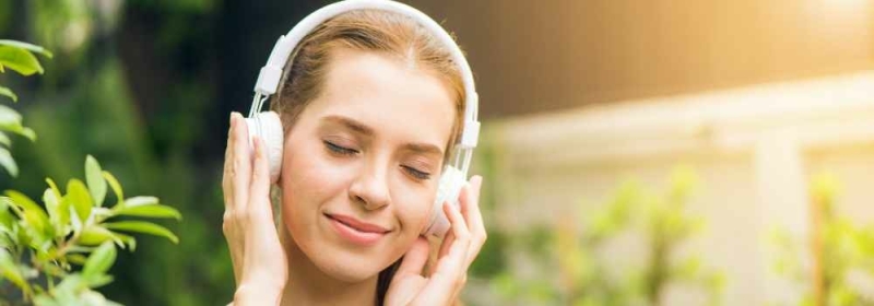 Vrouw genietend van noise cancelling koptelefoon