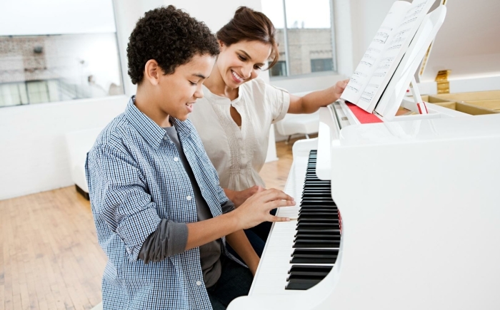 piano-leren-spelen-jongen