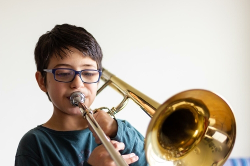 trombone-spelen-kind-jongen