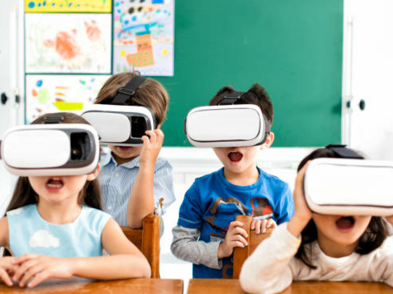 Kinderen ervaren VR tijdens de workshop