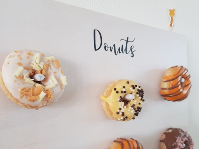 Verjaardagssticker Donuts op een donutbord