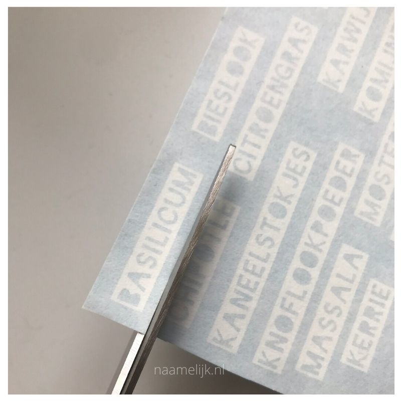 Stickers voor kruidenpotjes losknippen
