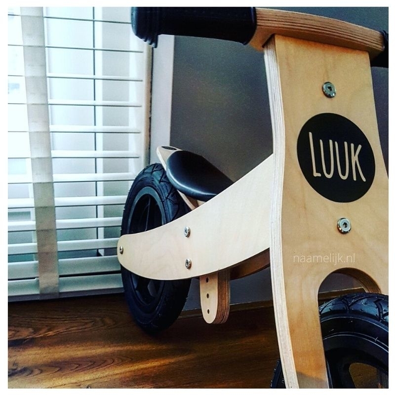 Houten loopfiets met ronde naamsticker Houten loopfiets met ronde naamsticker