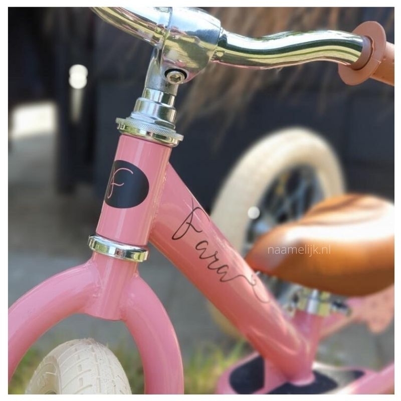 Roze fiets met naamsticker met hartje Roze fiets met naamsticker met hartje