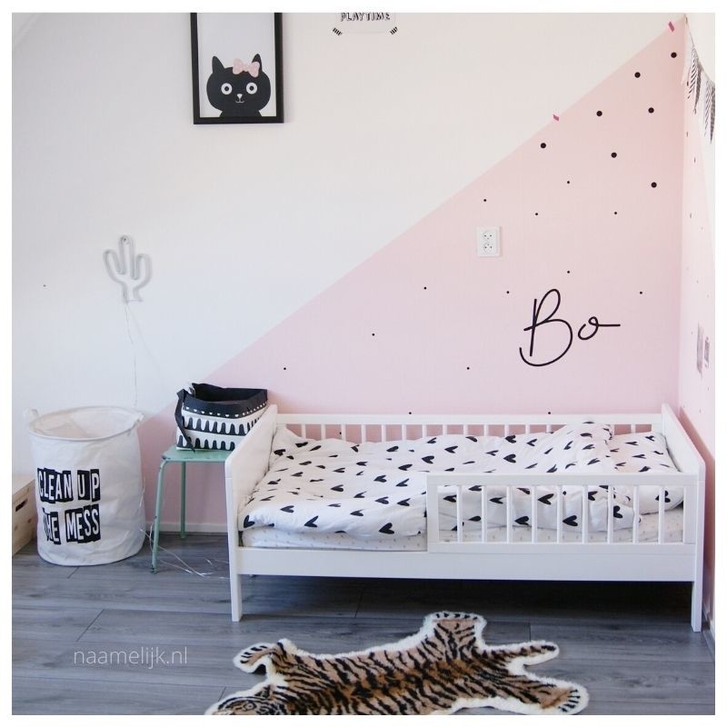 Toffe muurstickers Bibi op roze muur Toffe muurstickers Bibi op roze muur