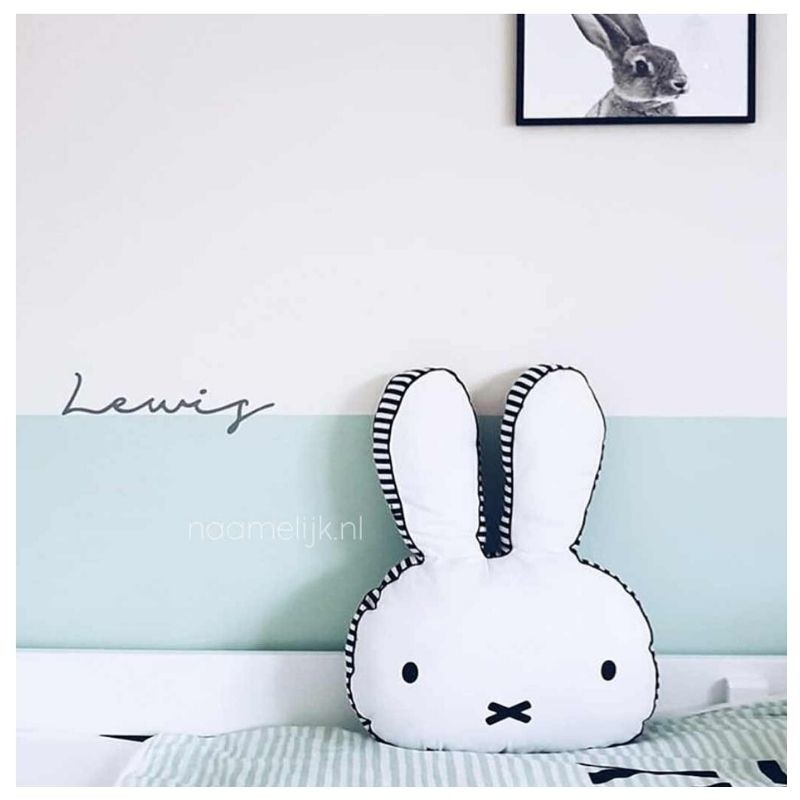 Toffe muurstickers Lewis naamsticker op mintgroene muur Toffe muurstickers Lewis naamsticker op mintgroene muur