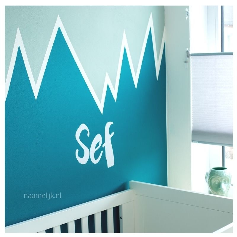 Toffe muurstickers naamsticker stoer op geverfde muur Toffe muurstickers naamsticker stoer op geverfde muur
