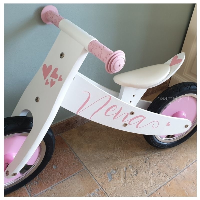Witte loopfiets met naamsticker en hartjes Witte loopfiets met naamsticker en hartjes