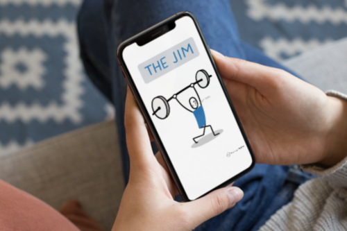 Digitale tekening wordt gedeeld op een mobiele telefoon Twee handen houden een telefoon vast met daarop de tekening van een mannetje met een halter.
