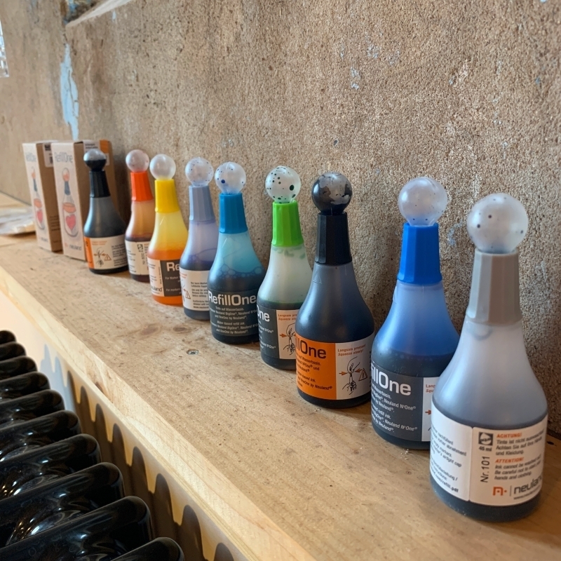 Rij Neuland RefillOne flesjes met verschillende inktkleuren om Neuland markers zelf bij te vullen.