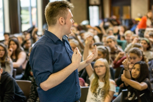 roel-beckers-interactieve-schoolvoorstelling-rond-pesten-cyberpesten-en-respect-voor-het-secundair-onderwijs134 roel-beckers-interactieve-schoolvoorstelling-rond-pesten-cyberpesten-en-respect-voor-het-secundair-onderwijs134