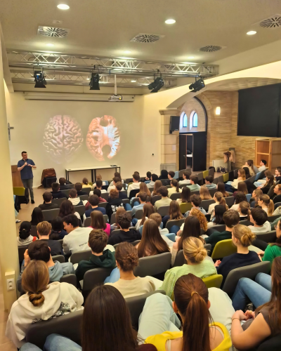 schoolvoorstelling spreker of lezing over mentale gezondheid en sociale media op school