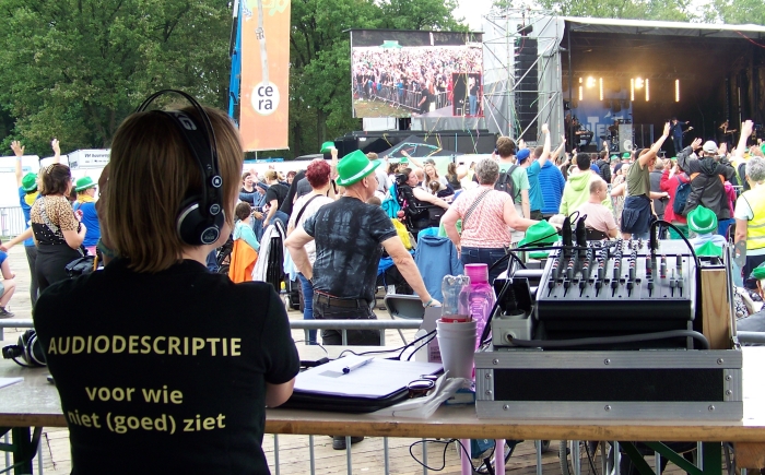 Susanne aan het audiobeschrijven tijdens het Buitenbeenpop-muziekfestival