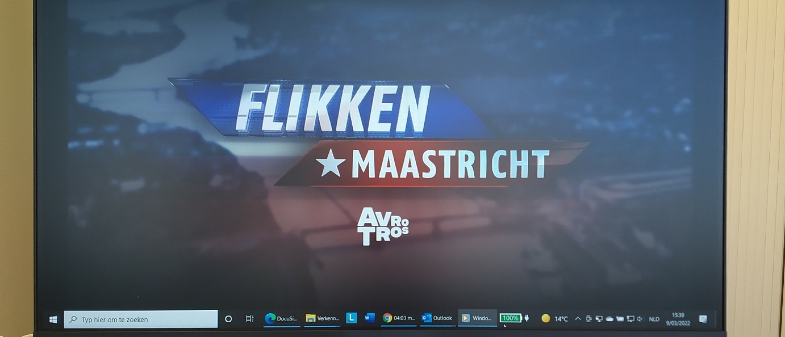 Het iconische openingsbeeld van de tv-serie Flikken Maastricht op mijn computerscherm in mijn kantoor in Maastricht.
