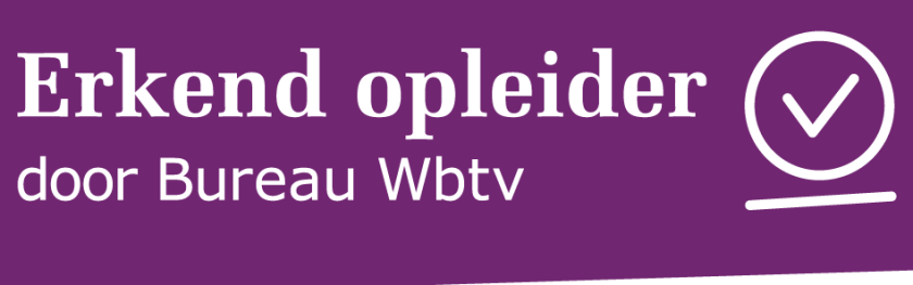 De tekst ‘Erkend opleider Bureau Wbtv’ met daarachter een vinkje in een cirkel. De tekst is wit op een paarse achtergrond.