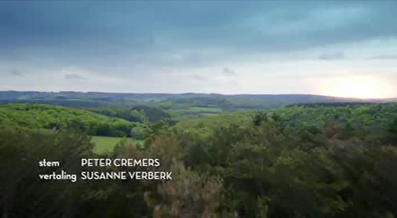 Een groen landschap met in witte letters de tekst: stem: Peter Cremers en vertaling: Susanne Verberk.