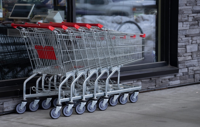 5-winkelwagens-in-rij-voor-winkelruit