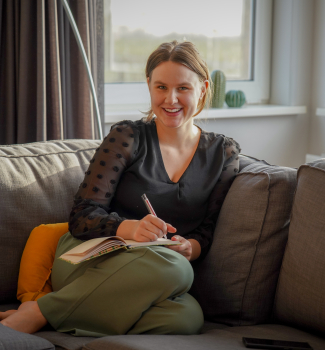 Vrouw op de bank, adviseur voeding, dierlijk eten, boekje in de hand.