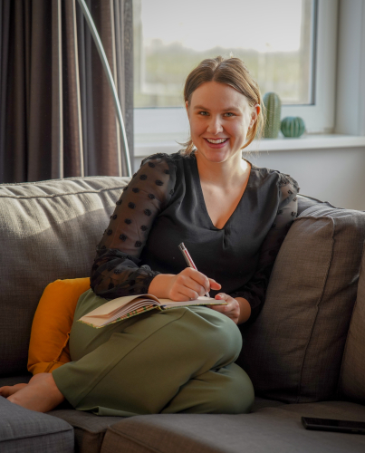Vrouw op de bank, adviseur voeding, dierlijk eten, boekje in de hand.