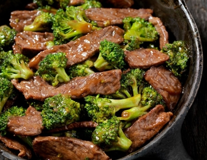 Afbeelding van een heerlijke keto-maaltijd met sappige biefstuk en geroosterde broccoli, een smaakvolle en voedzame keuze binnen het ketogeen dieet.