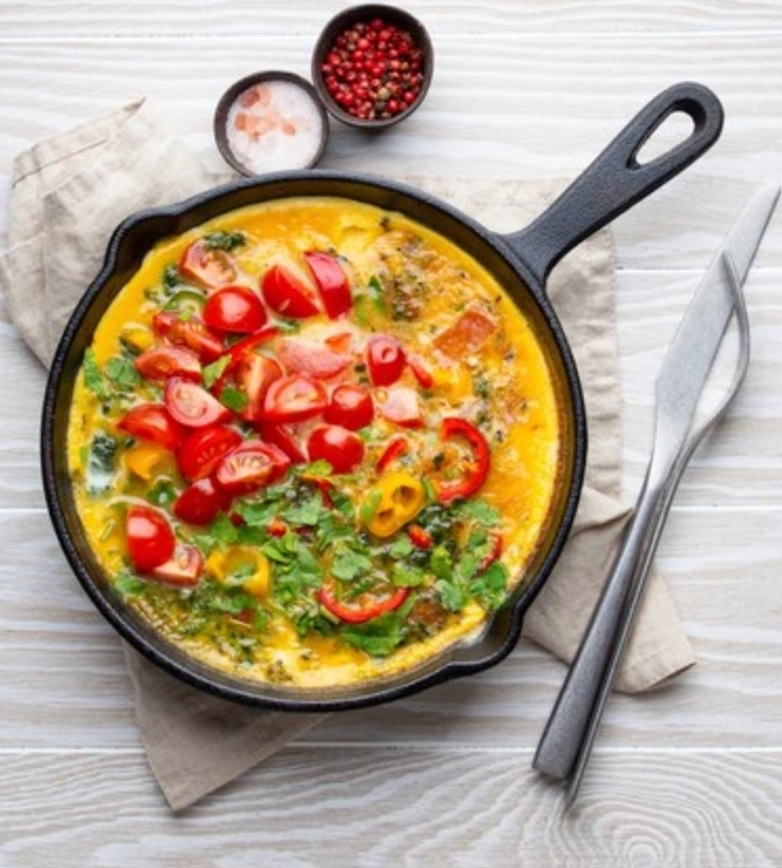 Een lichte omelet gevuld met een kleurrijke mix van verse groenten; een voedzaam en smaakvol ontbijt om je dag mee te beginnen.