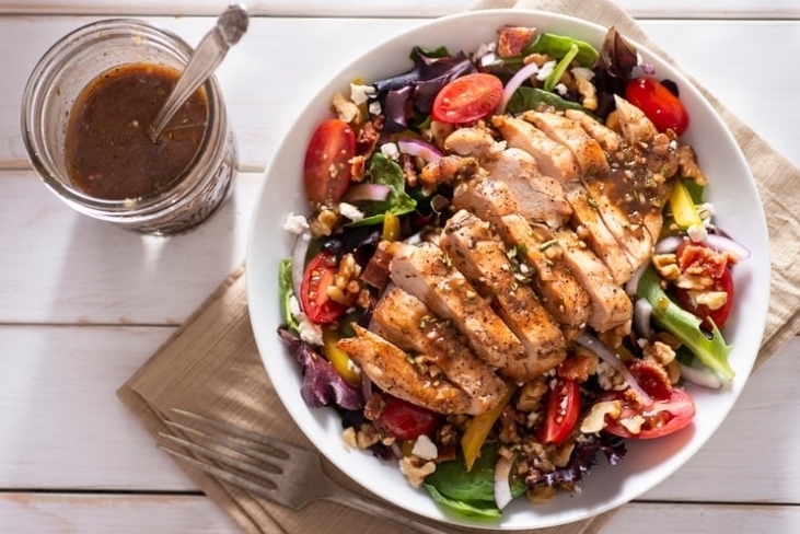 Een heerlijke kipmaaltijd met een kleurrijke salade, een voedzame en smaakvolle combinatie binnen het ketogeen dieet.