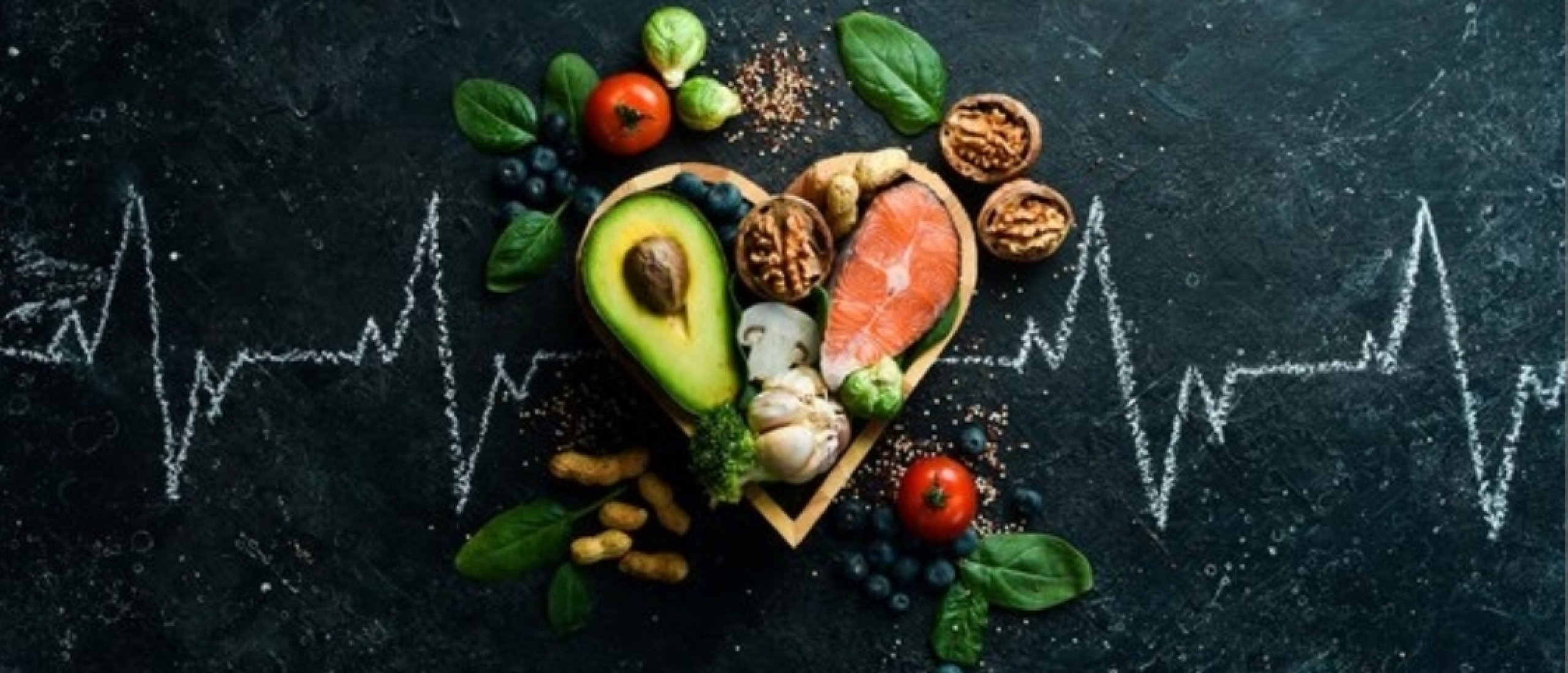 Liefde op het bord: een hart van gezonde vreugde met groenten, vis en goede vetten