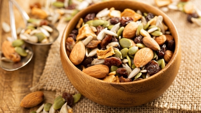 Een mix van noten en zaden in een kom. De noten en zaden zijn een bron van vitamines, mineralen en vezels