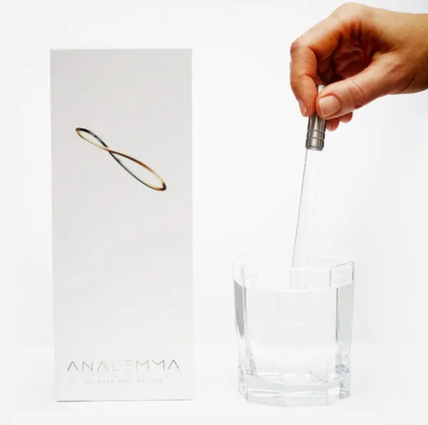 Analemma Waterwand in hand met glas