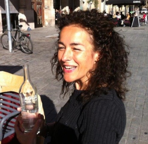 Giovanna Gomersbach de Legé, blij met huisgemaakt zuiver en vitaal drinkwater