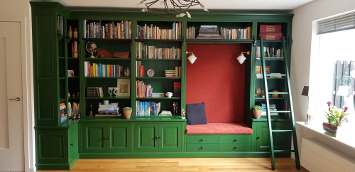 Groene boekenkast met ladder