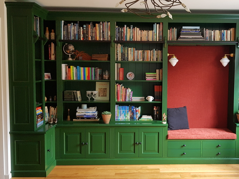 Groene boekenkast met ladder
