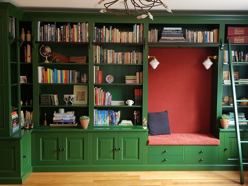 Groene bibliotheekkast met ladder