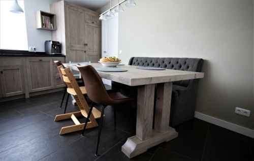 Massief geborsteld eiken keuken met landelijke tafel