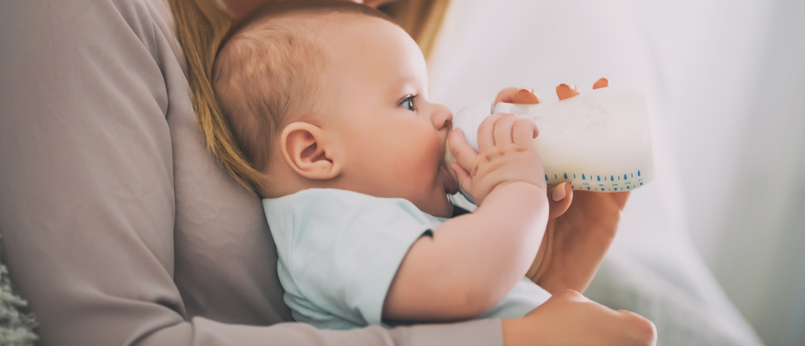Pasgeboren baby eten en drinken