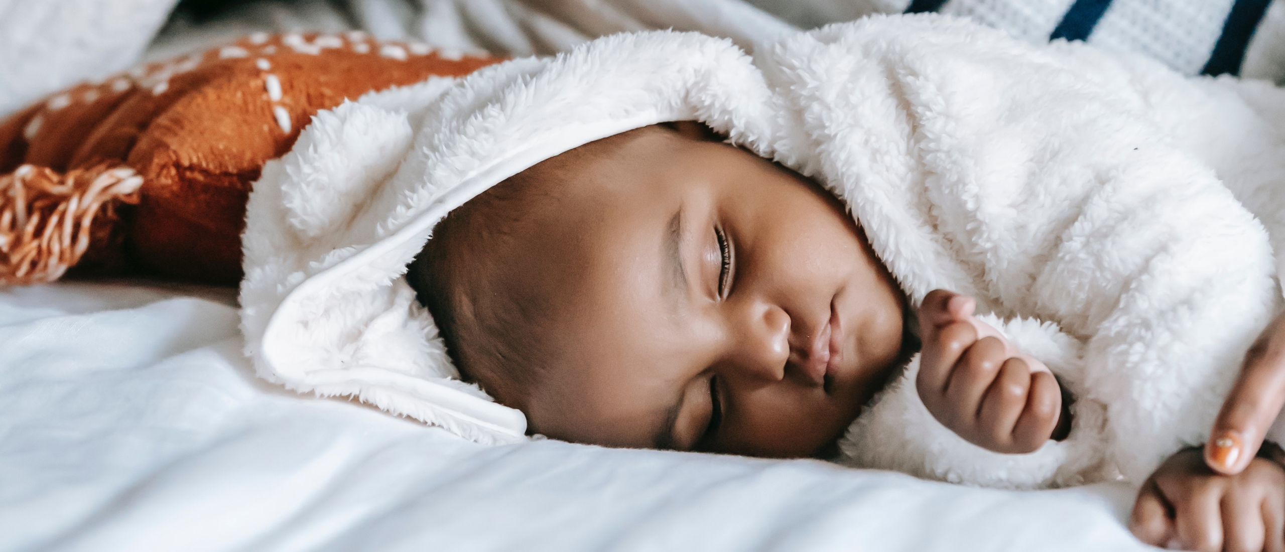 Hoe krijg je een oververmoeide baby in slaap?